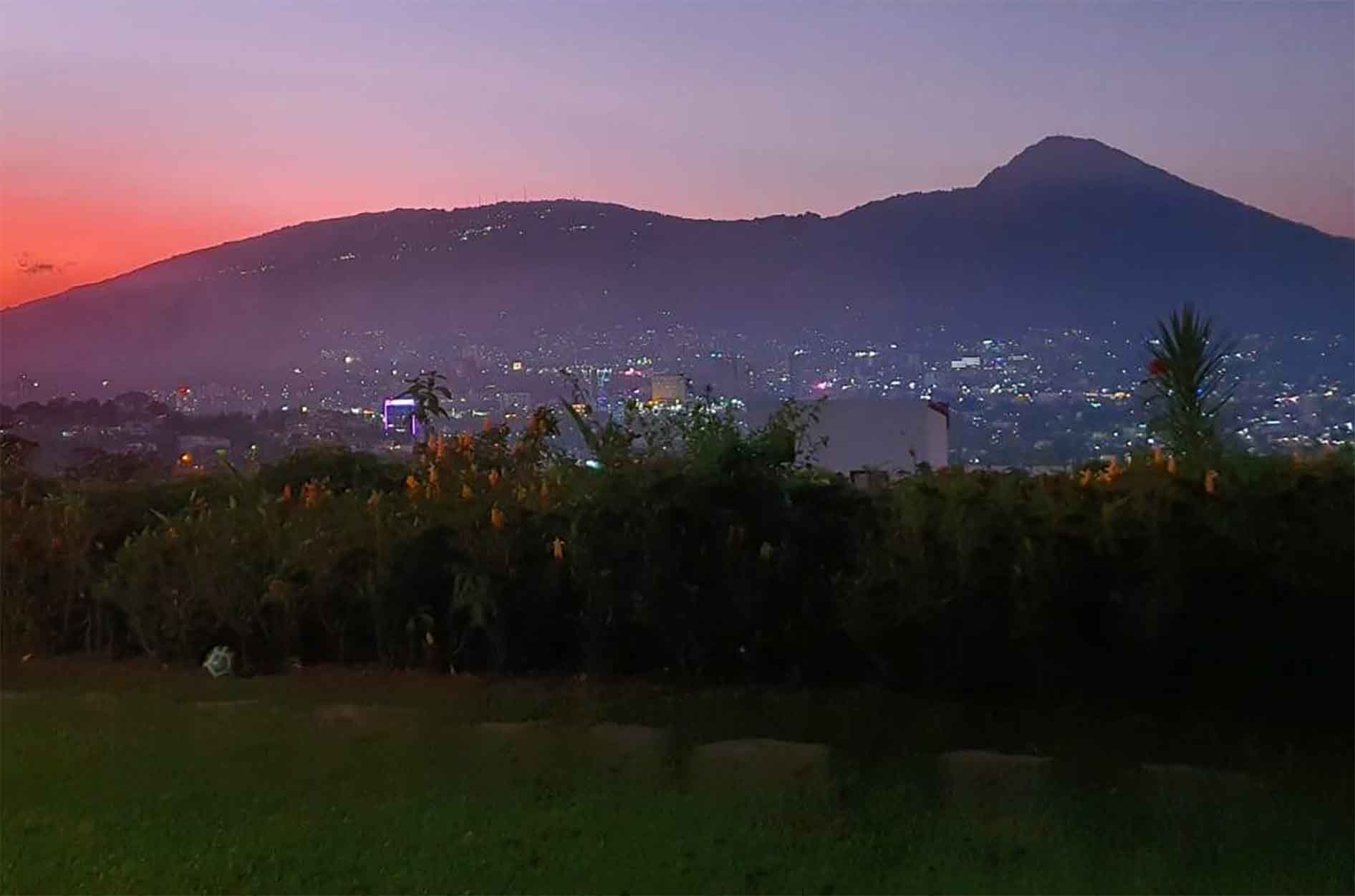 Vistas a la ciudad y volcán de San Salvador desde Lomas de Altamira.