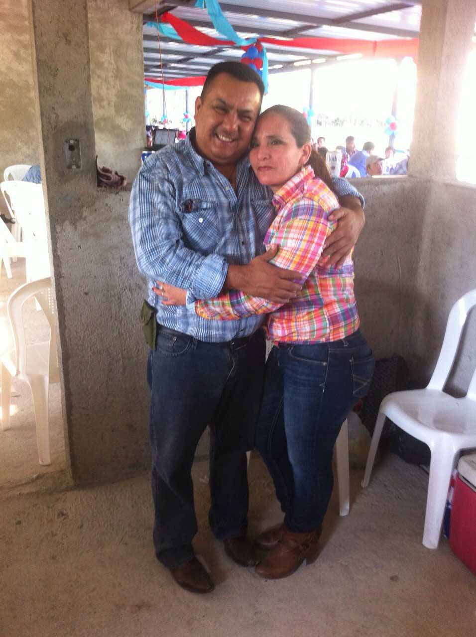 Lisbeth Noemí Castillo abrazada a su esposo, el alcalde de Santa Ana Huista, Filomeno Hernández. Foto: Facebook Lisbeth Noemí Castillo
