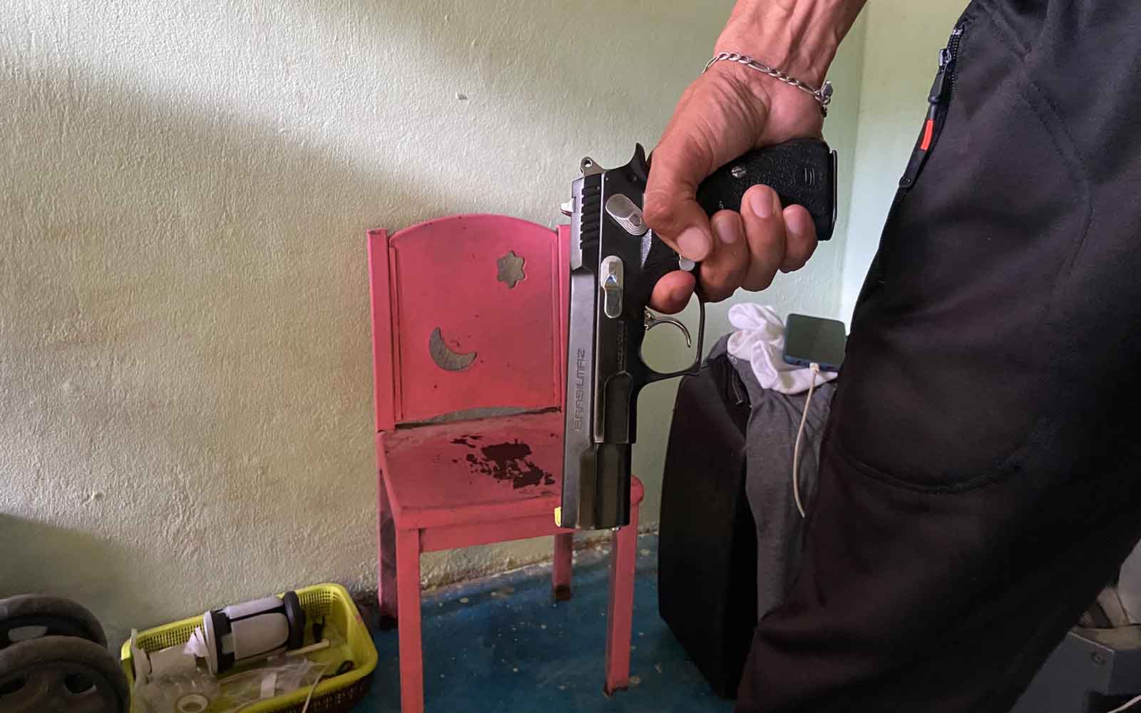 El Güero de la MS-13 sostiene su arma una tarde a finales de mayo de 2024 en Tapachula / Bryan Avelar