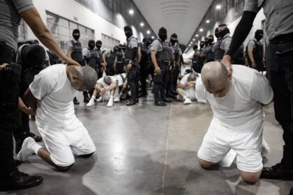 “Decían que nos querían hacer sufrir”: Informe revela las torturas contra venezolanos en la megacárcel de Bukele