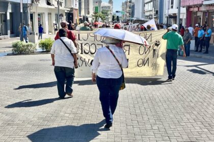 Carmen y Ana en la marcha de los muy pocos